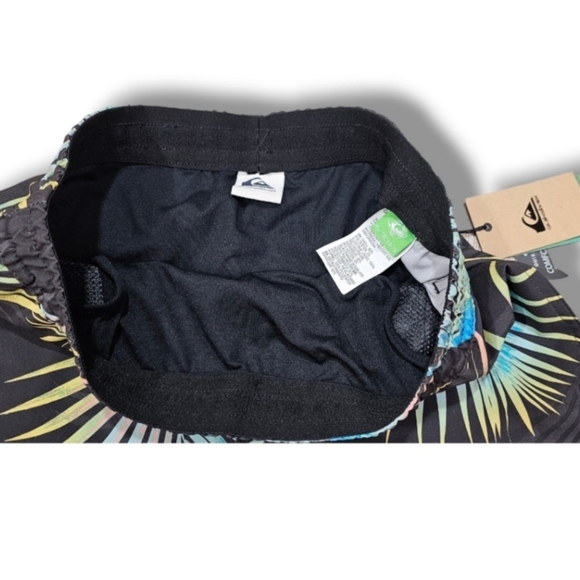 NWT QUIKSILVER SWIMMING SHORTS - Picture 3 of 4